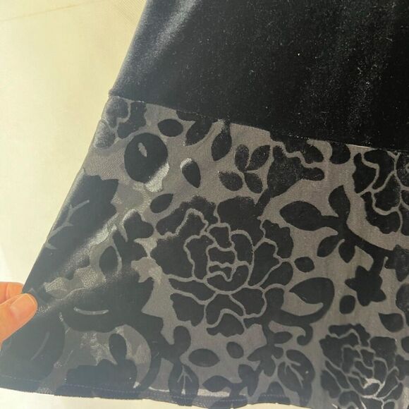 Apostrophe Petite Dressy Black Velvet Skirt with Embossed Floral Hem SM(6-8) - Picture 4 of 6